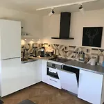 شقة Veleslavin